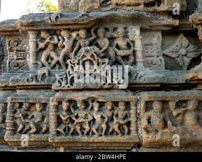 01 Mar 2019 minutes de sculpture sur les marches de grès de Kunda, le réservoir du temple solaire Modhera Gujarat Inde Banque D'Images