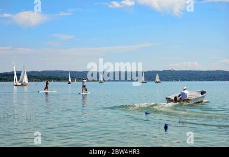 Lac Ammersee en Allemagne en été, bateaux à voile sur l'eau sport vacances loisirs Banque D'Images