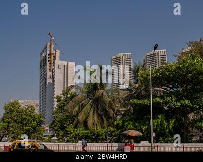 11 avril 2019 les développements de la haute élévation par la gare de Mahalaxmi et le train de la voie ferrée occidentale du Mumbai Suburban Railway, Inde Banque D'Images