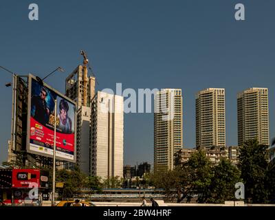 11 avril 2019 les développements de la haute élévation par la gare de Mahalaxmi et le train de la voie ferrée occidentale du Mumbai Suburban Railway, Inde Banque D'Images