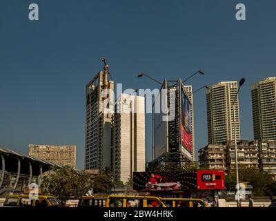 11 avril 2019 les développements de la haute élévation par la gare de Mahalaxmi et le train de la voie ferrée occidentale du Mumbai Suburban Railway, Inde Banque D'Images