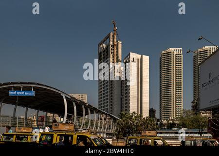 11 avril 2019 les développements de la haute élévation par la gare de Mahalaxmi et le train de la voie ferrée occidentale du Mumbai Suburban Railway, Inde Banque D'Images