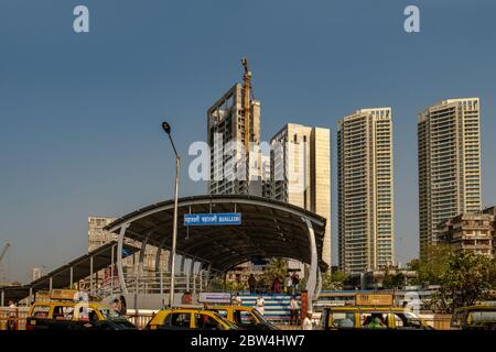 11 avril 2019 les développements de la haute élévation par la gare de Mahalaxmi et le train de la voie ferrée occidentale du Mumbai Suburban Railway, Inde Banque D'Images