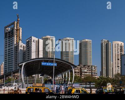 11 avril 2019 les développements de la haute élévation par la gare de Mahalaxmi et le train de la voie ferrée occidentale du Mumbai Suburban Railway, Inde Banque D'Images