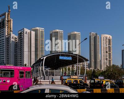 11 avril 2019 les développements de la haute élévation par la gare de Mahalaxmi et le train de la voie ferrée occidentale du Mumbai Suburban Railway, Inde Banque D'Images