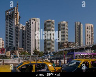 11 avril 2019 les développements de la haute élévation par la gare de Mahalaxmi et le train de la voie ferrée occidentale du Mumbai Suburban Railway, Inde Banque D'Images