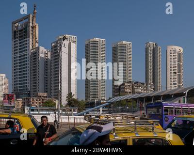 11 avril 2019 les développements de la haute élévation par la gare de Mahalaxmi et le train de la voie ferrée occidentale du Mumbai Suburban Railway, Inde Banque D'Images