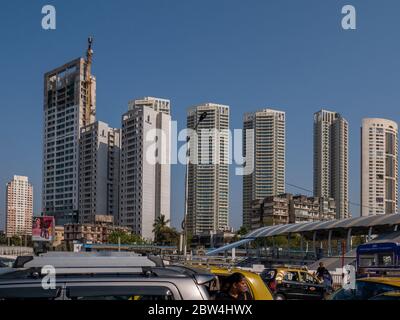 11 avril 2019 les développements de la haute élévation par la gare de Mahalaxmi et le train de la voie ferrée occidentale du Mumbai Suburban Railway, Inde Banque D'Images