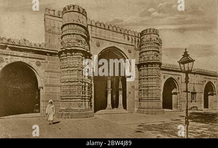 16 mai 2014 carte postale d'époque de la mosquée Qutbuddin Ahmedabad, aujourd'hui site du patrimoine mondial de l'UNESCO, le Gujarat Inde Banque D'Images