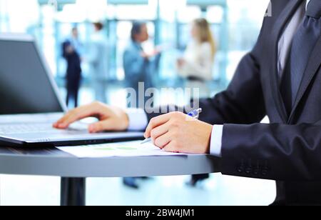 Close-up of male hands typing Banque D'Images