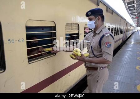 Prayagraj, Inde. 28 mai 2020. Le personnel du FPR distribue des paquets de nourriture aux migrants de Mumbai voyageant par un train spécial à la jonction de Prayagraj lors du lockdown national de COVID-19 le 28 mai 2020 à Prayagraj, Inde. (Photo de Prabhat Kumar Verma/Pacific Press/Sipa USA) crédit: SIPA USA/Alay Live News Banque D'Images