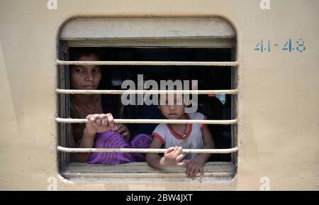 Prayagraj, Inde. 28 mai 2020. Le personnel du FPR distribue des paquets de nourriture aux migrants de Mumbai voyageant par un train spécial à la jonction de Prayagraj lors du lockdown national de COVID-19 le 28 mai 2020 à Prayagraj, Inde. (Photo de Prabhat Kumar Verma/Pacific Press/Sipa USA) crédit: SIPA USA/Alay Live News Banque D'Images