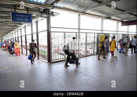 Prayagraj, Inde. 28 mai 2020. Les migrants de Mumbai sont arrivés par un train spécial à la jonction de Prayagraj, qui a fait un pas à bord d'autobus pour atteindre leurs lieux d'origine lors du lockdown national de la COVID-19 le 28 mai 2020 à Prayagraj, en Inde. (Photo de Prabhat Kumar Verma/Pacific Press/Sipa USA) crédit: SIPA USA/Alay Live News Banque D'Images