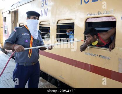 Prayagraj, Inde. 28 mai 2020. Les bénévoles maintiennent la distance sociale pendant que les migrants de Mumbai voyageant par un train spécial remplissent l'eau à la jonction de Prayagraj lors du lockdown national de COVID-19 le 28 mai 2020 à Prayagraj, Inde. (Photo de Prabhat Kumar Verma/Pacific Press/Sipa USA) crédit: SIPA USA/Alay Live News Banque D'Images