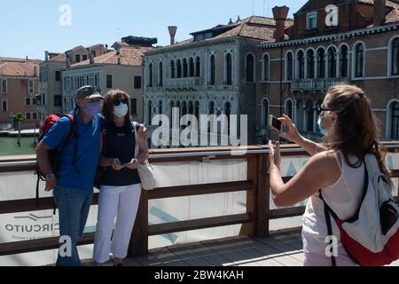 VENISE, ITALIE - 2020 MAI : les touristes prenant des photos sur le pont de l'Accademia juste après la réouverture après le verrouillage de Covid-19 le 2020 mai à VE Banque D'Images