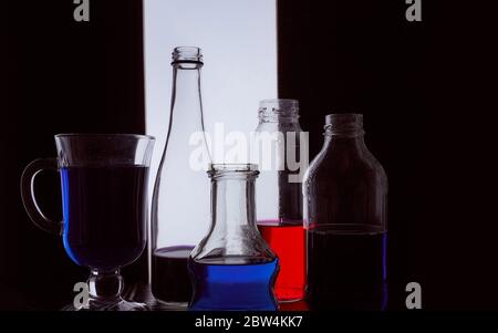 bouteille sur un fond clair avec une photo de silhouette liquide bleu et rouge Banque D'Images