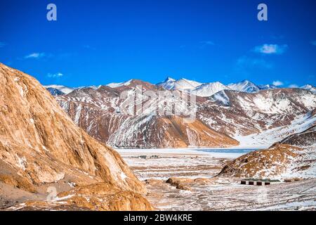 Lac de Pangong de Ladakh, Inde - vues panoramiques sur l'Himalaya. Beauté naturelle du Ladakh en Inde. Montagnes enneigées du Ladakh. Célèbre lieu touristique. Banque D'Images