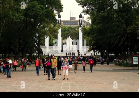 Parc de Chapultepec avec château de Chapultepec et mémorial des héros de Niños à Mexico. Banque D'Images