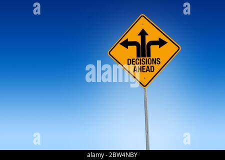 Descisions Ahead Road Sign en jaune avertissement avec fond bleu, - Illustration Banque D'Images