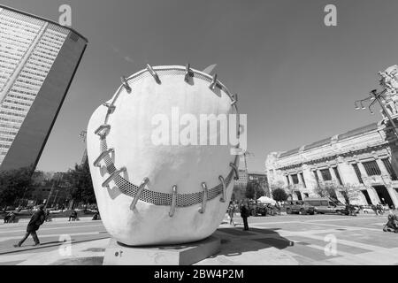 MILAN, ITALIE - 16, MARS 2018 : photo en noir et blanc de belles œuvres d'art sur la place en face de la gare centrale de Milan, Italie Banque D'Images