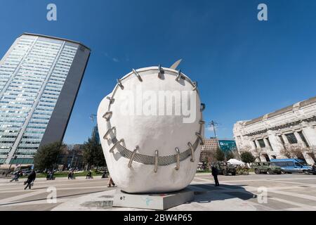 MILAN, ITALIE - 16, MARS 2018 : image horizontale de belles œuvres d'art sur la place en face de la gare centrale de Milan, Italie Banque D'Images