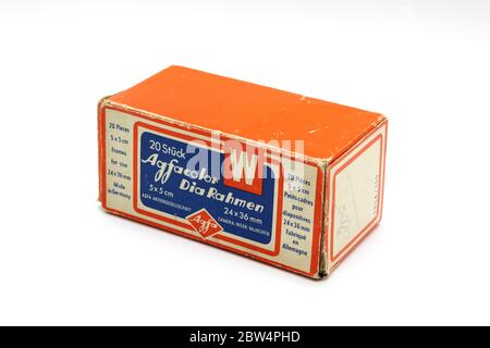 Ancienne boîte de diapositives couleur Agfa, isolée sur fond blanc Banque D'Images