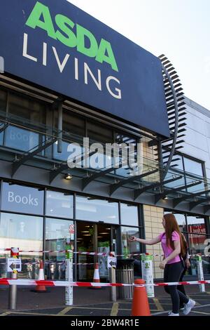 North London, Royaume-Uni 29 mai 2020 - le magasin Asda Living à Tottenham Hale, dans le nord de Londres, rouvre après le confinement de la COVID-19. Le Premier ministre Boris Johnson a déclaré qu'à partir du 15 juin, tous les détaillants non essentiels, y compris les boutiques de vêtements et les marchés intérieurs, peuvent ouvrir, car les restrictions de verrouillage sont assouplies en Angleterre après dix semaines de confinement du coronavirus. Crédit: Dinendra Haria/Alay Live News Banque D'Images