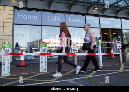 North London, Royaume-Uni 29 mai 2020 - le magasin Asda Living à Tottenham Hale, dans le nord de Londres, rouvre après le confinement de la COVID-19. Le Premier ministre Boris Johnson a déclaré qu'à partir du 15 juin, tous les détaillants non essentiels, y compris les boutiques de vêtements et les marchés intérieurs, peuvent ouvrir, car les restrictions de verrouillage sont assouplies en Angleterre après dix semaines de confinement du coronavirus. Crédit: Dinendra Haria/Alay Live News Banque D'Images