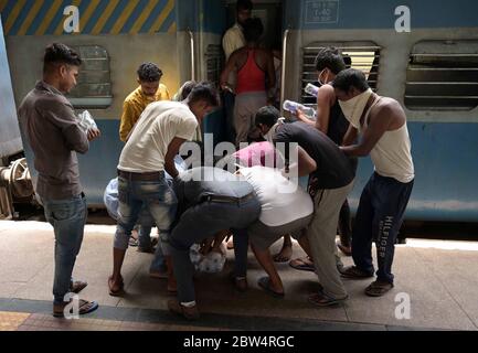 Prayagraj, Inde. 29 mai 2020. Prayagraj: Les migrants se sont donné une bouteille d'eau fournie par le chemin de fer à la jonction de Prayagraj, pendant le confinement en cours de la COVID-19, à Prayagraj, le vendredi 29 mai 2020. (Photo de Prabhat Kumar Verma/Pacific Press) crédit: Pacific Press Agency/Alay Live News Banque D'Images