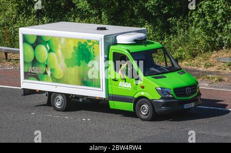 Livraison en ligne des supermarchés ASDA ; véhicule Mercedes Benz roulant sur l'autoroute M 6, Royaume-Uni Banque D'Images