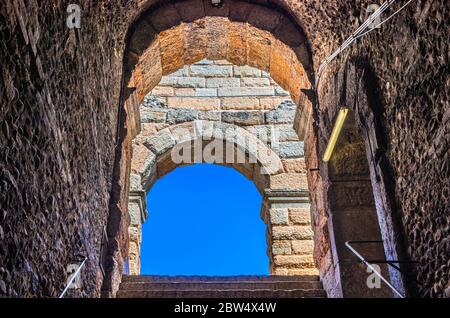 Ciel bleu clair à travers la fenêtre en brique calcaire de l'arène de Vérone, escalier et couloir premier plan, amphithéâtre romain ancien bâtiment, centre historique de la ville de Vérone, région de Vénétie, Italie Banque D'Images