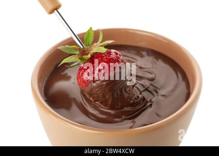 Fondue au chocolat. Fraise au chocolat et bol isolé sur fond blanc Banque D'Images