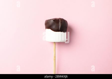 Guimauve au chocolat sur fond rose. Mets sucrés Banque D'Images