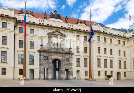 Porte de Matthias du nouveau Palais Royal Novy kralovsky palac et drapeaux européens et tchèques au mât du Château de Prague Hradcany, quartier de la petite ville de Mala Strana, Bohême, République Tchèque Banque D'Images