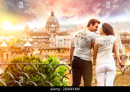 Couple romantique à Rome, Italie. Un homme et une femme, ils se regardent. Sur une terrasse avec balustrades surplombant Rome au lever du soleil. Port Banque D'Images