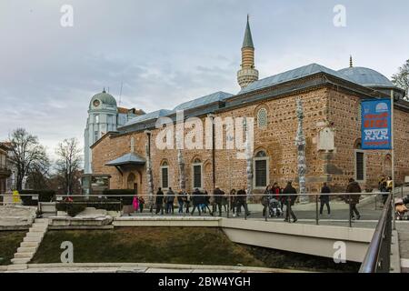 PLOVDIV, BULGARIE - le 23 décembre 2019 : Quelques personnes au centre rue piétonne en ville de Plovdiv, Bulgarie Banque D'Images