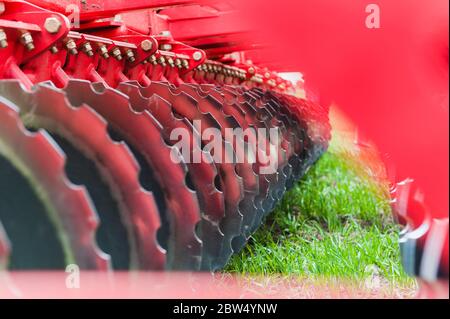 Gros plan sur les herses rouges pour machines agricoles Banque D'Images