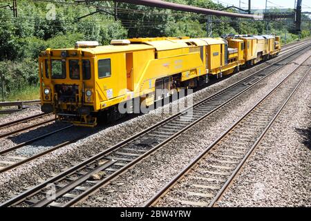 Réseau Rail Switch and Crossing Stoneblower DR 80301 'Stephen Cornish' passe devant Milton Keynes sur la West Coast main Line, Royaume-Uni Banque D'Images