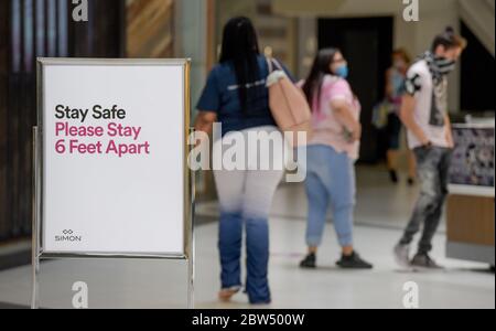 29 mai 2020, Schaumburg, Illinois, États-Unis : les panneaux affichés dans le centre commercial Woodfield Mall de Schaumburg, Illinois encouragent les acheteurs à suivre les habitudes sanitaires et de distanciation sociale pendant leurs achats. Le plus grand centre commercial de l'État de l'Illinois a rouvert pour le shopping intérieur pour la première fois depuis la fin de mars, lorsque l'État de l'Illinois a imposé une commande de séjour à la maison en raison du nouveau coronavirus (COVID-19). La phase 3 du plan de réouverture de l'Illinois permet aux centres commerciaux de rouvrir et de fonctionner avec des heures, une capacité et des restrictions réduites, notamment l'obligation pour les clients de porter des revêtements faciaux. (Image de crédit Banque D'Images