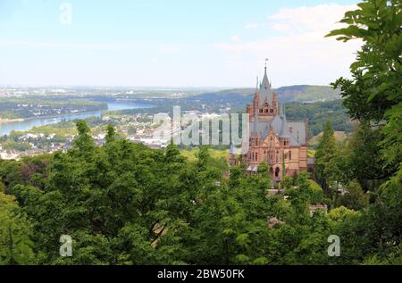 Château de Drachenburg, vallée du Rhin et ville de Bonn. Allemagne, Europe. Banque D'Images