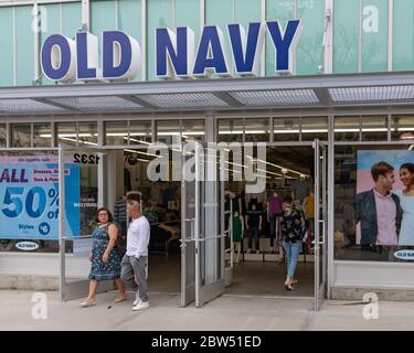 Santa Monica, Californie, États-Unis. 15 avril 2019. Old Navy est une société américaine de vente au détail de vêtements et d'accessoires appartenant à la multinationale américaine Gap Inc. Elle a des activités dans le quartier de Mission Bay à San Francisco, en Californie. Les plus grands magasins de l'Old Navy sont ses magasins phares, situés à New York City, Seattle, Chicago, San Francisco, Manille et Mexico City. Credit: Alexey Bychkov/ZUMA Wire/Alay Live News Banque D'Images