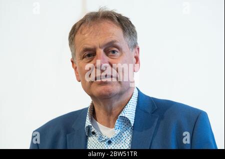 28 mai 2020, Bade-Wurtemberg, Schwäbisch Gmünd: Richard Arnold (CDU), Lord Mayor of the City of Schwäbisch Gmünd, participe à une conférence de presse. Photo: Marijan Murat/dpa Banque D'Images