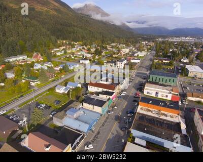 Vue aérienne du centre-ville de Seward et du front de mer à l'automne, Seward, péninsule de Kenai, Alaska, États-Unis. Seward est une ville située sur le fjord Resurrection Bay. Banque D'Images