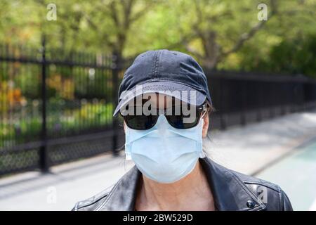 Portrait de la tête et de l'épaule d'une femme mi-adulte portant un masque de protection en extérieur Banque D'Images