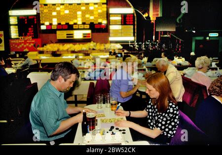 Divertissement nocturne au club bing local, groupe de personnes jouant au Bingo North London 1990s UK HOMER SYKES Banque D'Images