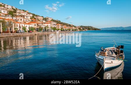 Afissos / Grèce - Mai 23 2020: Vue sur le front de mer avec un bateau de pêche. C'est un petit et charmant complexe d'été, construit en amphithéâtre avec vue Banque D'Images