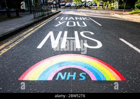 Nouvelles taches de peinture Merci NHS et un arc-en-ciel ont été peints à l'extérieur d'un centre médical à Manchester pour remercier tout le personnel de première ligne NHS. Banque D'Images