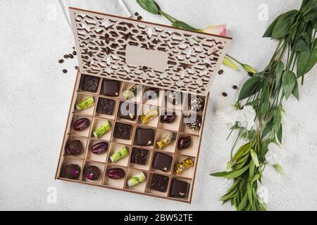 Assortiment de bonbons faits main. Dans une magnifique boîte en bois. Banque D'Images