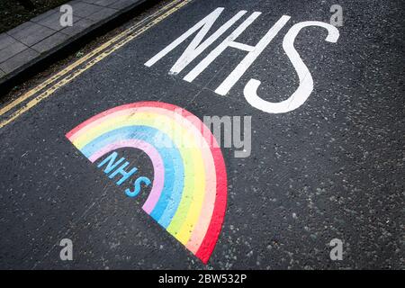 Nouvelles taches de peinture Merci NHS et un arc-en-ciel ont été peints à l'extérieur d'un centre médical à Manchester pour remercier tout le personnel de première ligne NHS. Banque D'Images