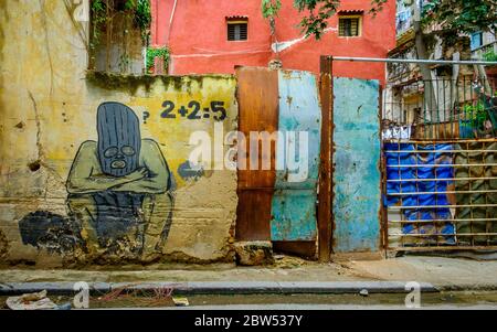 La Havane, Cuba, juillet 2019, critique sociale sur un mur délabré par l'artiste graffiti Fabian Lopez Banque D'Images